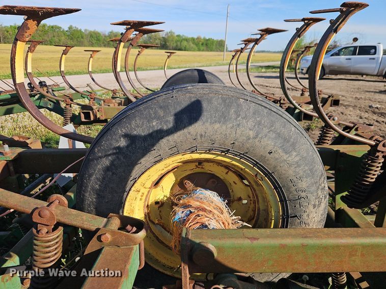 image for item EI8976 John Deere 1010 field cultivator