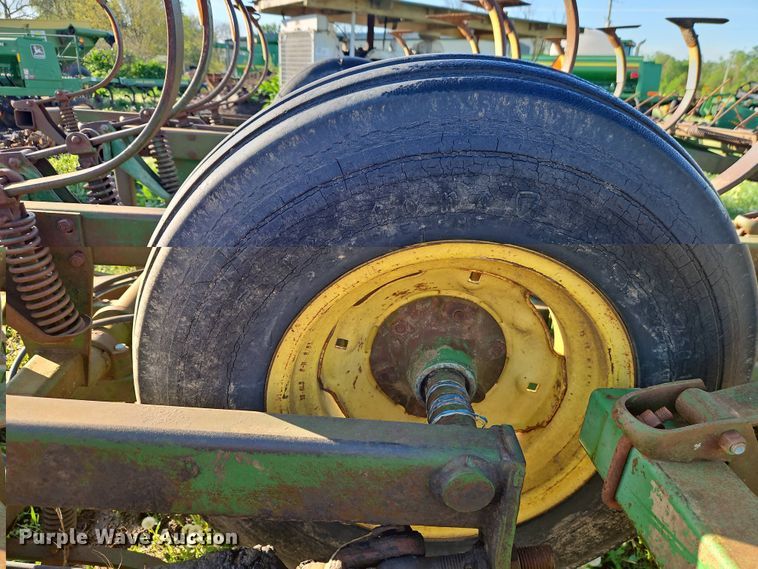 image for item EI8976 John Deere 1010 field cultivator
