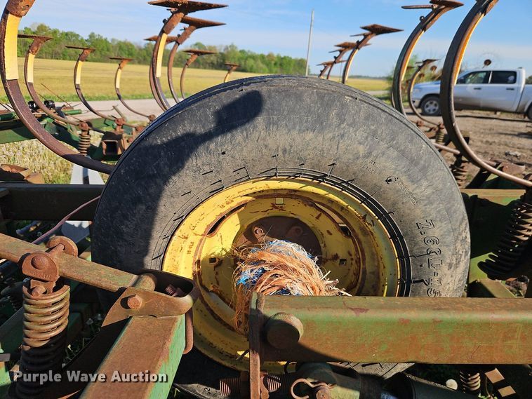 image for item EI8976 John Deere 1010 field cultivator