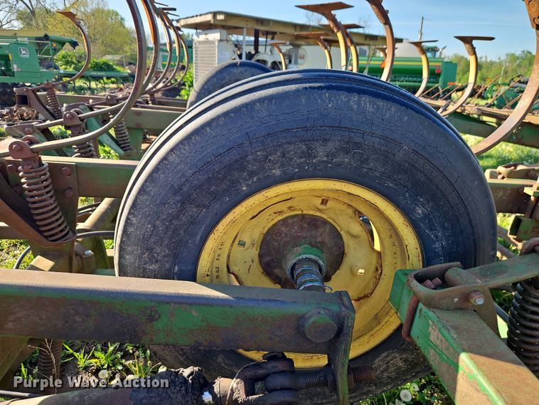 image for item EI8976 John Deere 1010 field cultivator