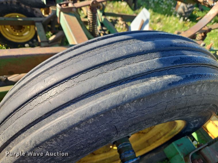 image for item EI8976 John Deere 1010 field cultivator