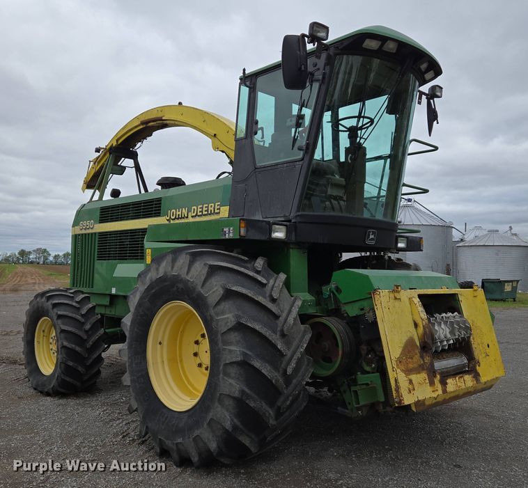 image for item EJ7473 2002 John Deere  6950 PRWD forage harvester
