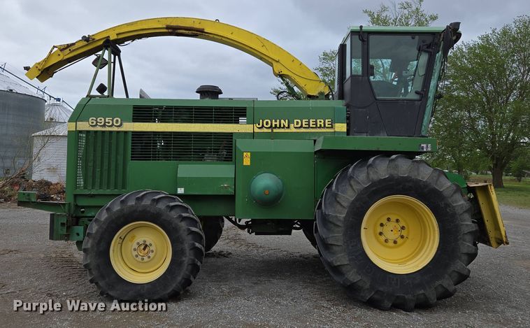 image for item EJ7473 2002 John Deere  6950 PRWD forage harvester