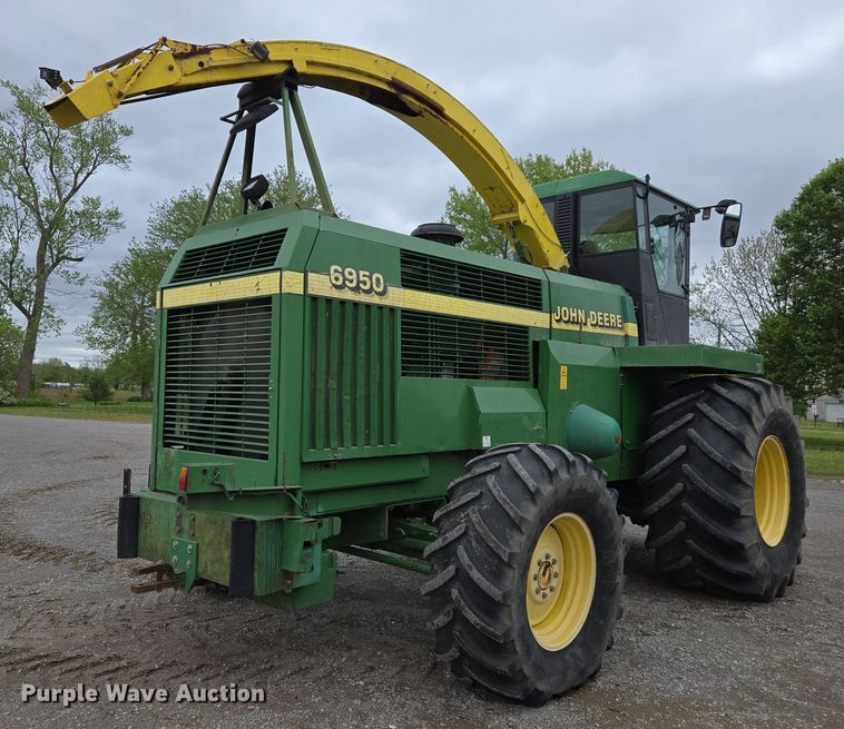 image for item EJ7473 2002 John Deere  6950 PRWD forage harvester