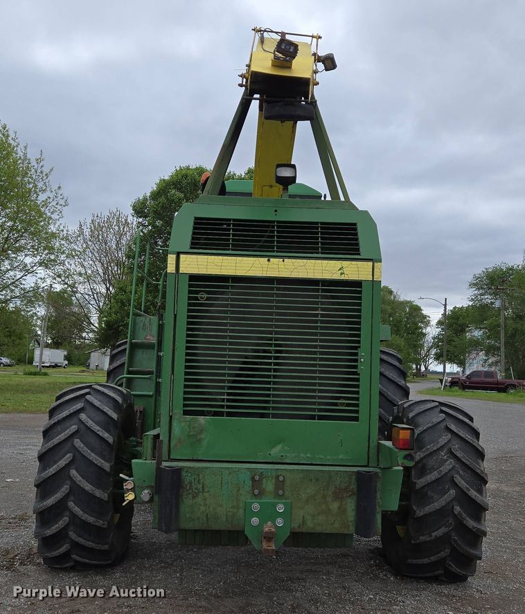 image for item EJ7473 2002 John Deere  6950 PRWD forage harvester