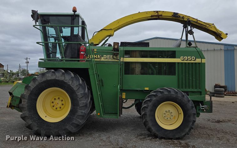 image for item EJ7473 2002 John Deere  6950 PRWD forage harvester