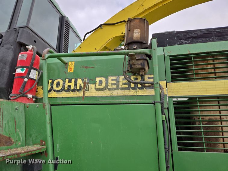 image for item EJ7473 2002 John Deere  6950 PRWD forage harvester
