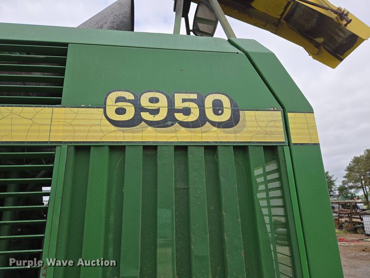 image for item EJ7473 2002 John Deere  6950 PRWD forage harvester