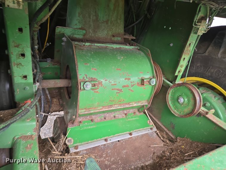 image for item EJ7473 2002 John Deere  6950 PRWD forage harvester