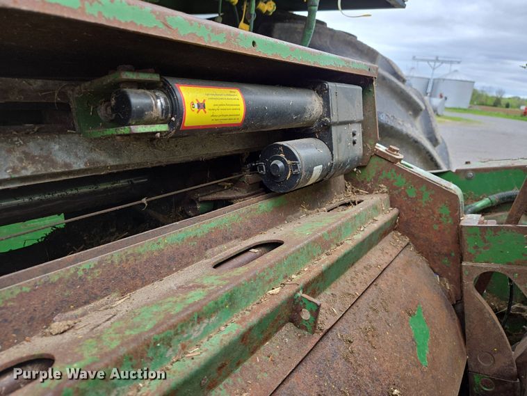 image for item EJ7473 2002 John Deere  6950 PRWD forage harvester