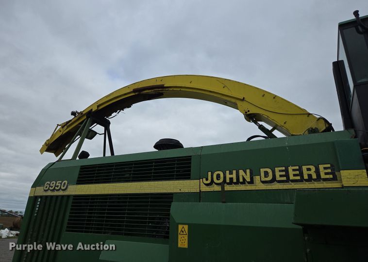 image for item EJ7473 2002 John Deere  6950 PRWD forage harvester