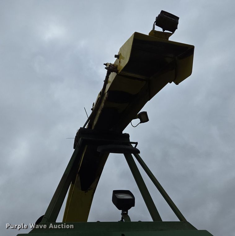 image for item EJ7473 2002 John Deere  6950 PRWD forage harvester