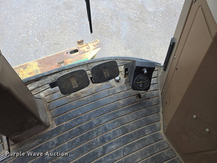 image for item EJ7473 2002 John Deere  6950 PRWD forage harvester