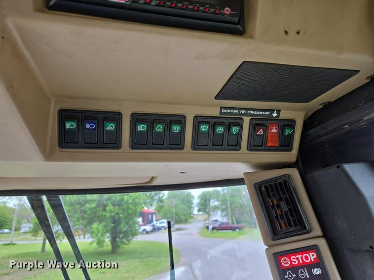 image for item EJ7473 2002 John Deere  6950 PRWD forage harvester