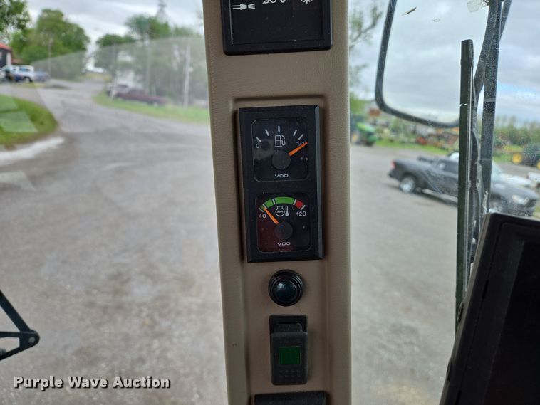 image for item EJ7473 2002 John Deere  6950 PRWD forage harvester