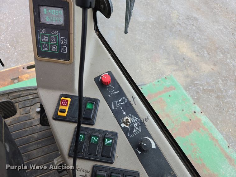 image for item EJ7473 2002 John Deere  6950 PRWD forage harvester