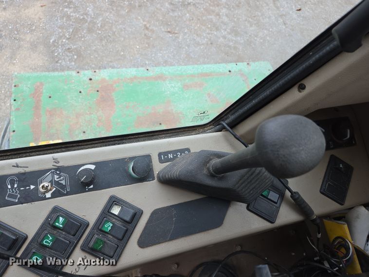 image for item EJ7473 2002 John Deere  6950 PRWD forage harvester