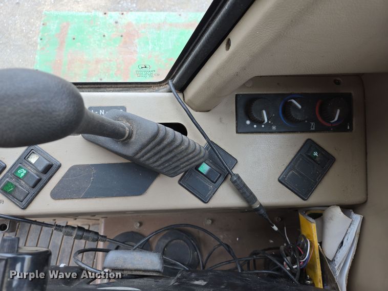 image for item EJ7473 2002 John Deere  6950 PRWD forage harvester