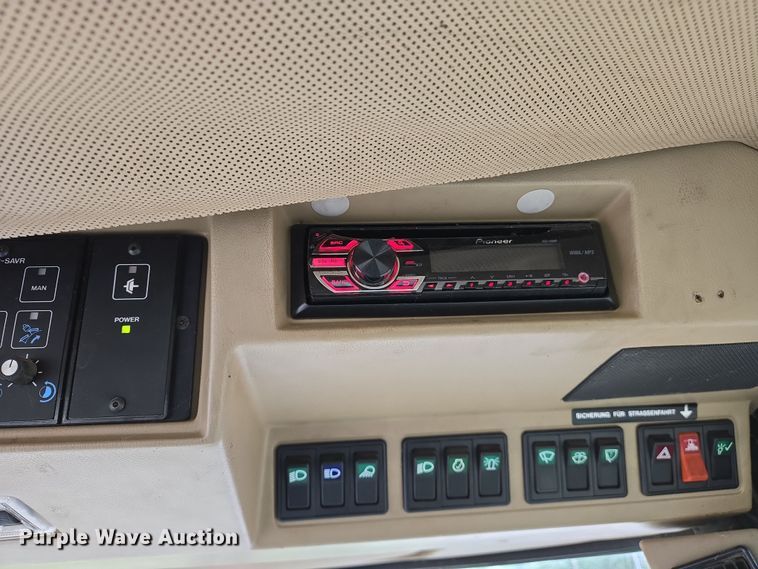 image for item EJ7473 2002 John Deere  6950 PRWD forage harvester