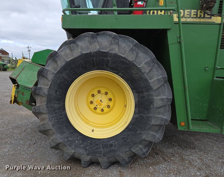 image for item EJ7473 2002 John Deere  6950 PRWD forage harvester