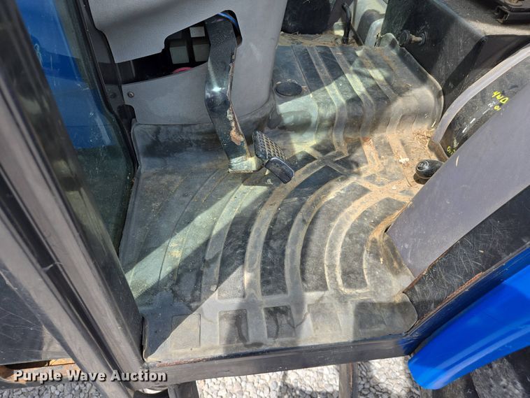 image for item EJ7512 2007 New Holland T2420 MFWD tractor