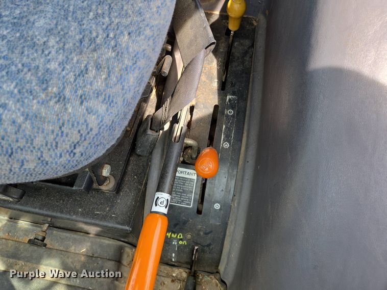 image for item EJ7512 2007 New Holland T2420 MFWD tractor