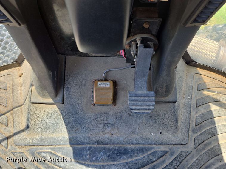 image for item EJ7533 2015 RoGator RG1100B spreader