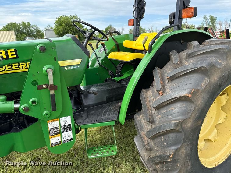image for item EJ8759 2001 John Deere 5320 tractor