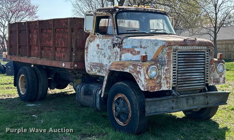 image for item EK2829 International Fleetstar 2050A flatbed truck