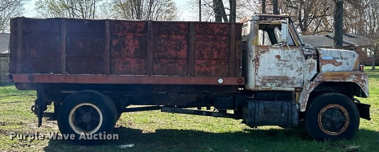 image for item EK2829 International Fleetstar 2050A flatbed truck