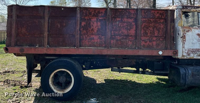 image for item EK2829 International Fleetstar 2050A flatbed truck