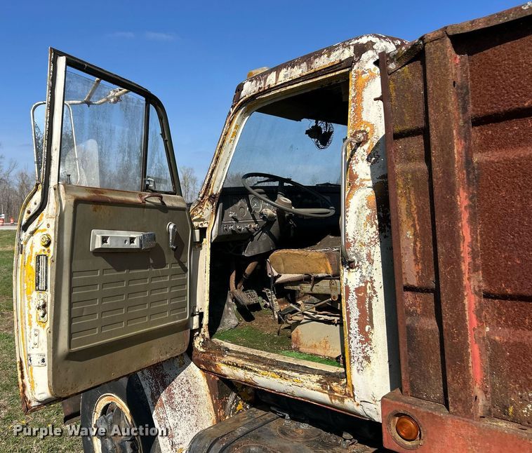 image for item EK2829 International Fleetstar 2050A flatbed truck