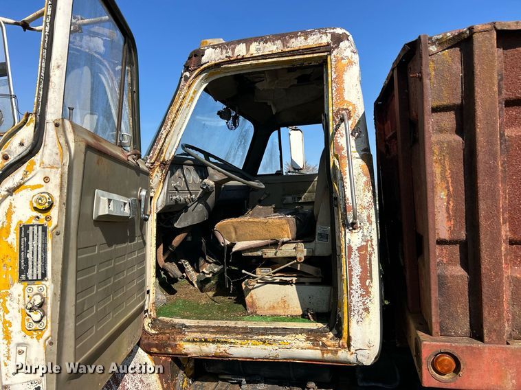 image for item EK2829 International Fleetstar 2050A flatbed truck