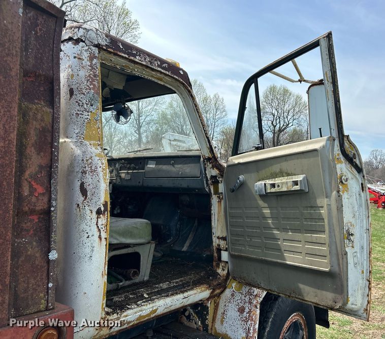 image for item EK2829 International Fleetstar 2050A flatbed truck