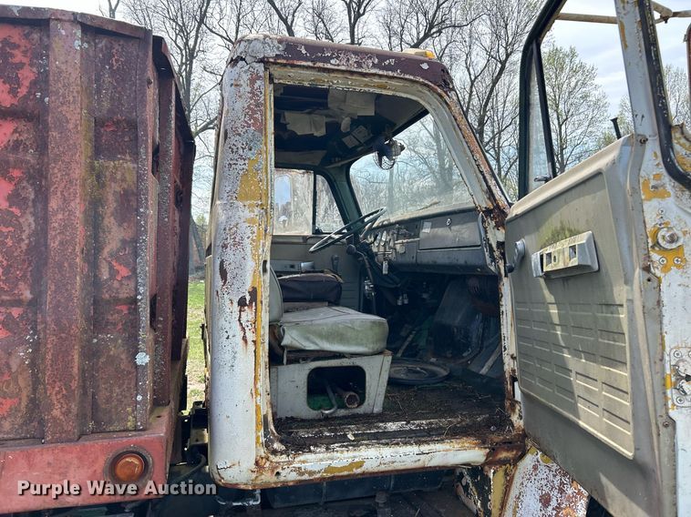 image for item EK2829 International Fleetstar 2050A flatbed truck