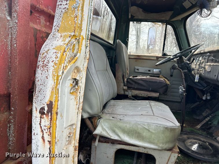 image for item EK2829 International Fleetstar 2050A flatbed truck