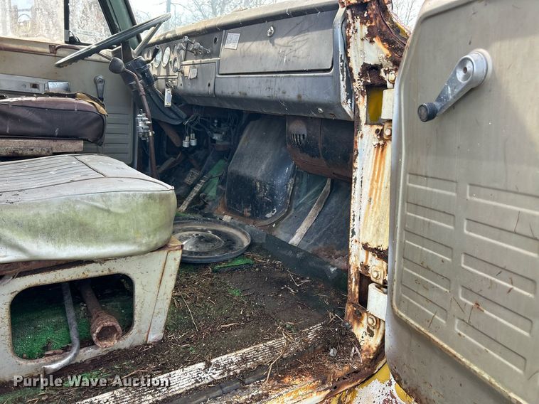 image for item EK2829 International Fleetstar 2050A flatbed truck