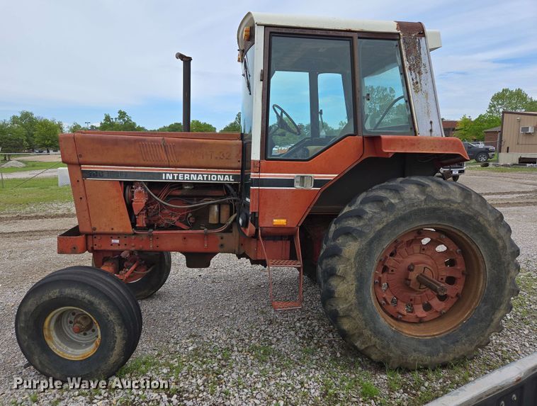 image for item EL2057 1980 International Harvester Hydro 186 tractor