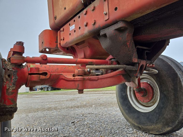 image for item EL2057 1980 International Harvester Hydro 186 tractor