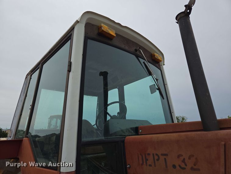 image for item EL2057 1980 International Harvester Hydro 186 tractor