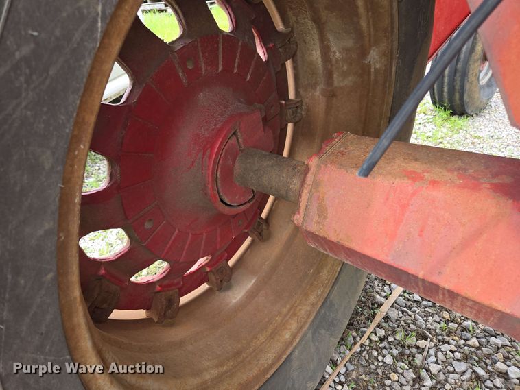 image for item EL2057 1980 International Harvester Hydro 186 tractor