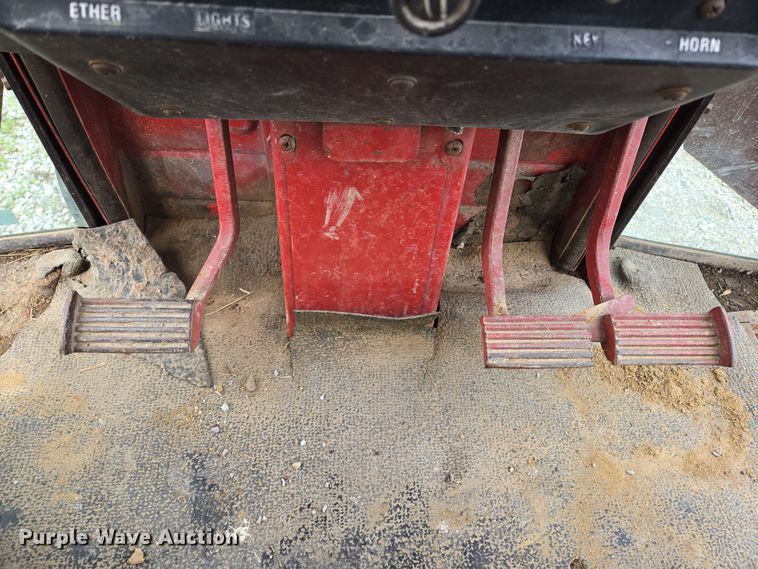 image for item EL2057 1980 International Harvester Hydro 186 tractor