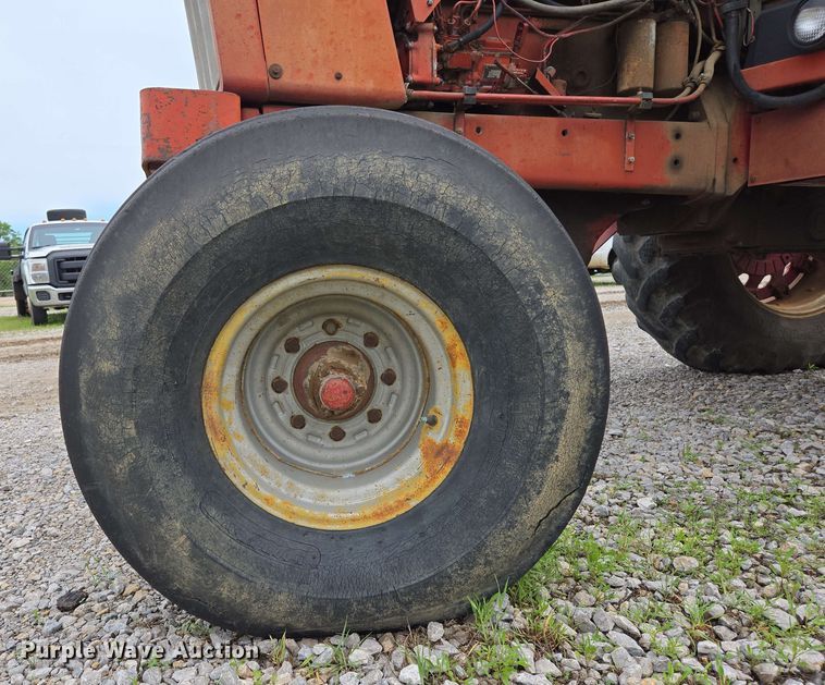 image for item EL2057 1980 International Harvester Hydro 186 tractor