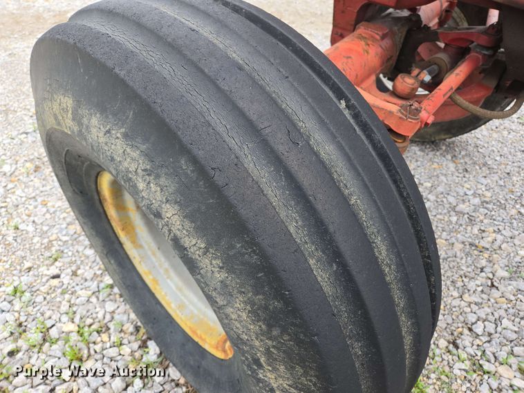 image for item EL2057 1980 International Harvester Hydro 186 tractor