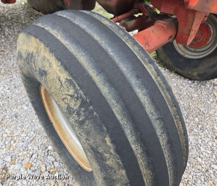 image for item EL2057 1980 International Harvester Hydro 186 tractor