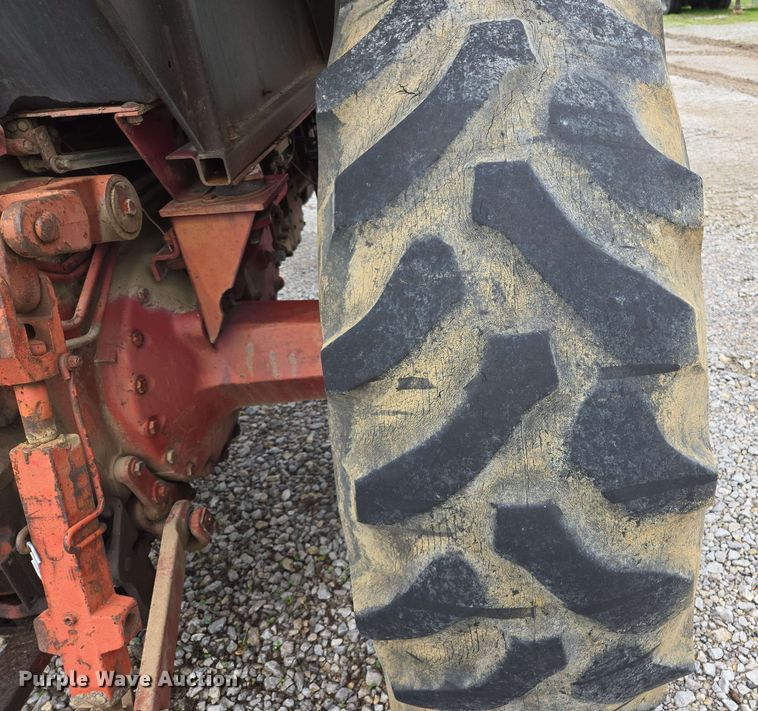 image for item EL2057 1980 International Harvester Hydro 186 tractor