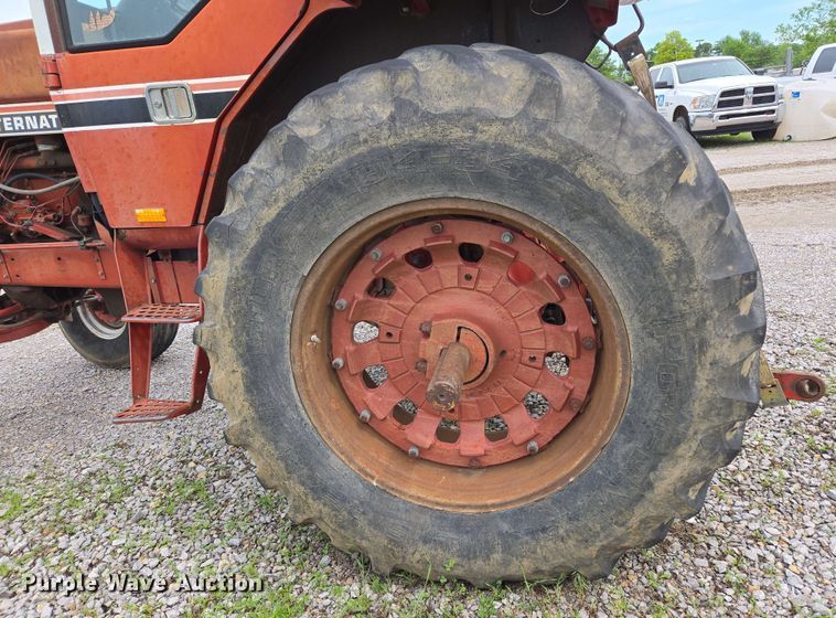 image for item EL2057 1980 International Harvester Hydro 186 tractor