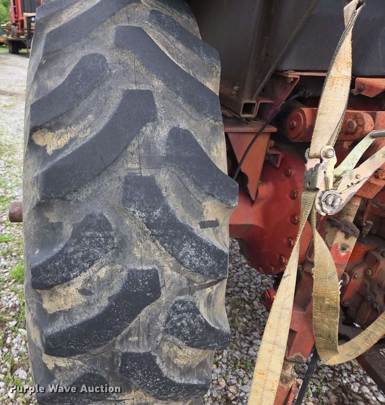 image for item EL2057 1980 International Harvester Hydro 186 tractor