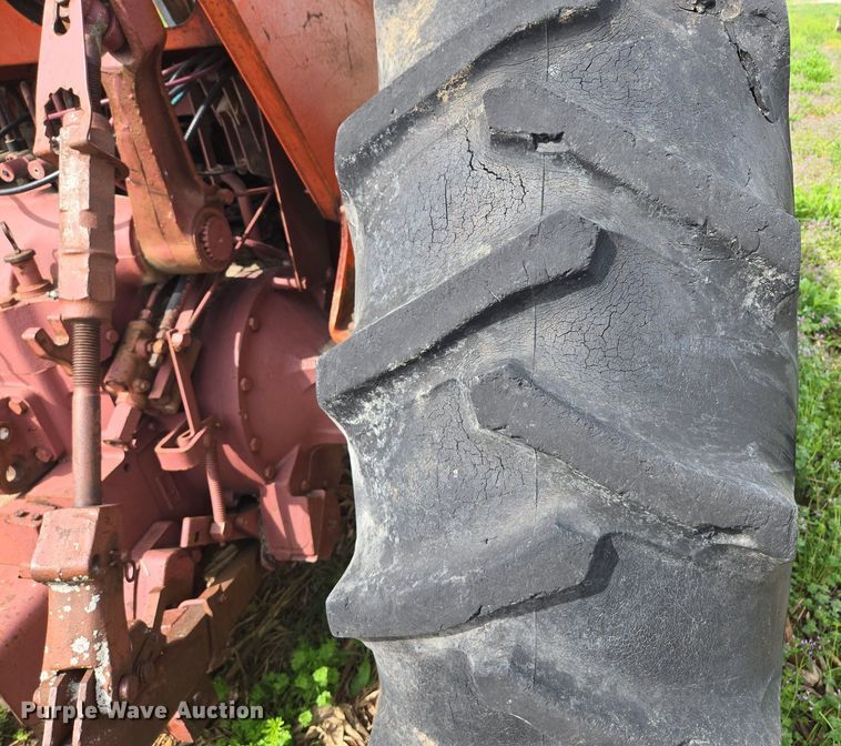 image for item EM7161 1974 Allis-Chalmers 7040 tractor