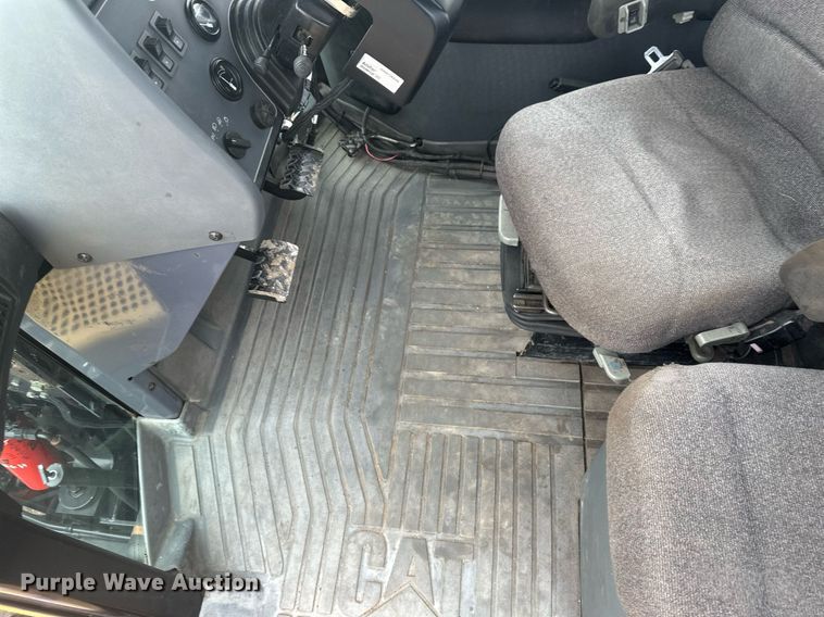 image for item EN3029 1998 Caterpillar Challenger 75E tractor